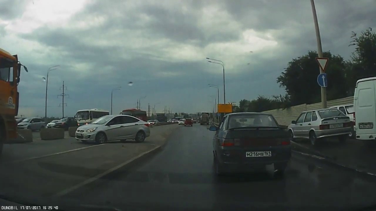 Ce conducteur tente un demi-tour pour eviter les bouchons et bim, le camion de face