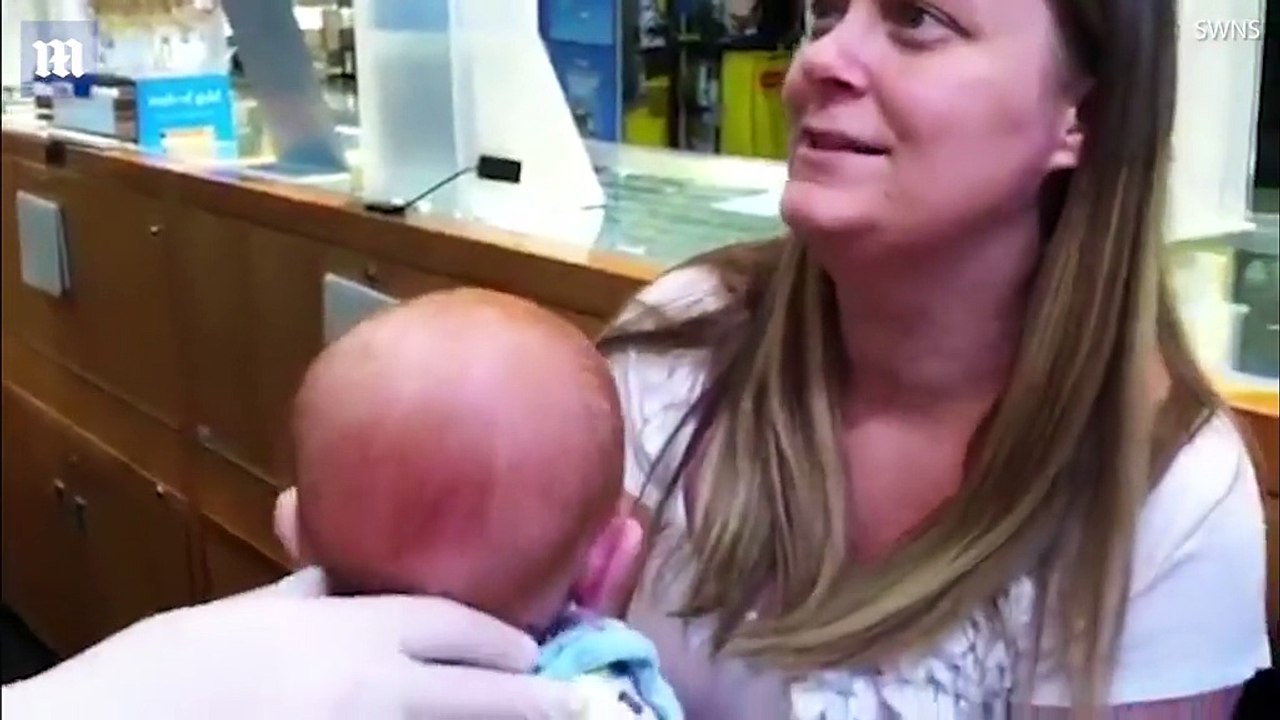 La maman saisit sa fille de 4 mois et pose un geste qui scandalise la planète entière.