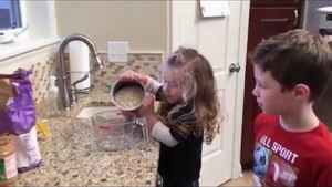 Adorable; Jamais Trop Jeune pour cuisiner!!
