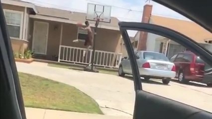 Il dunk chez des gens