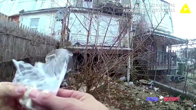 La caméra d'un policier capture le moment où il place lui-même un sachet de drogue