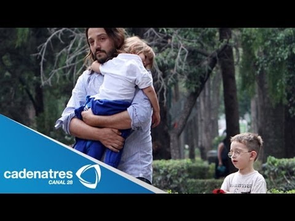 Diego Luna siempre tiene tiempo para sus hijos / Diego Luna always has time for his children