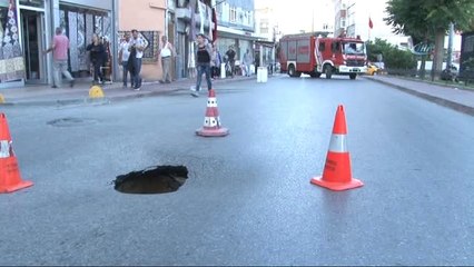 Fatih'te Doğalgaz Hattı Geçen Yol Çöktü