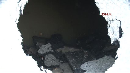 Fatih'te Yol Çöktü Cadde Araç Trafiğine Kapandı