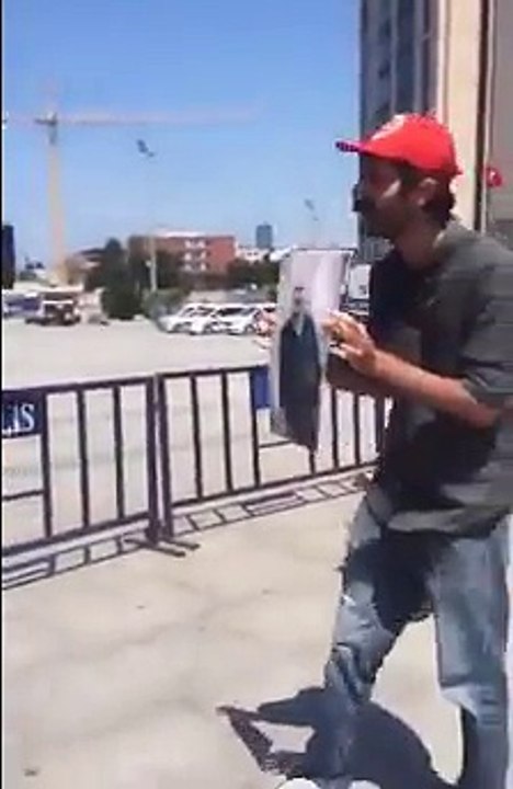 Havuz medyası muhabiri böyle protesto edildi: Onlar hain değil, gazeteci