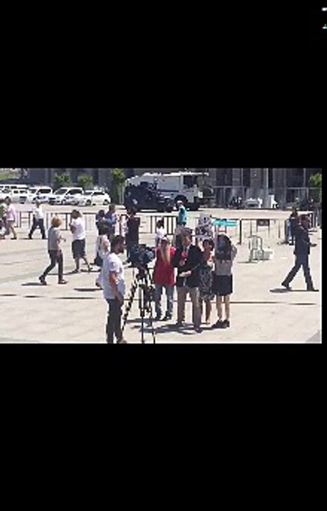 TRT canlı yayında protesto edildi. Muhabirin zor anları