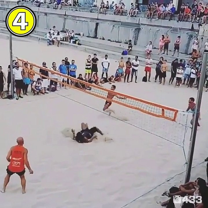 Sur la plage, Ronaldinho régale au foot-volley