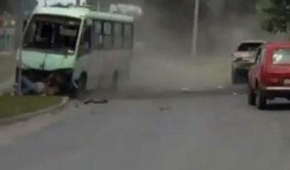 Feci kaza: 2 sürücü de camdan fırladı