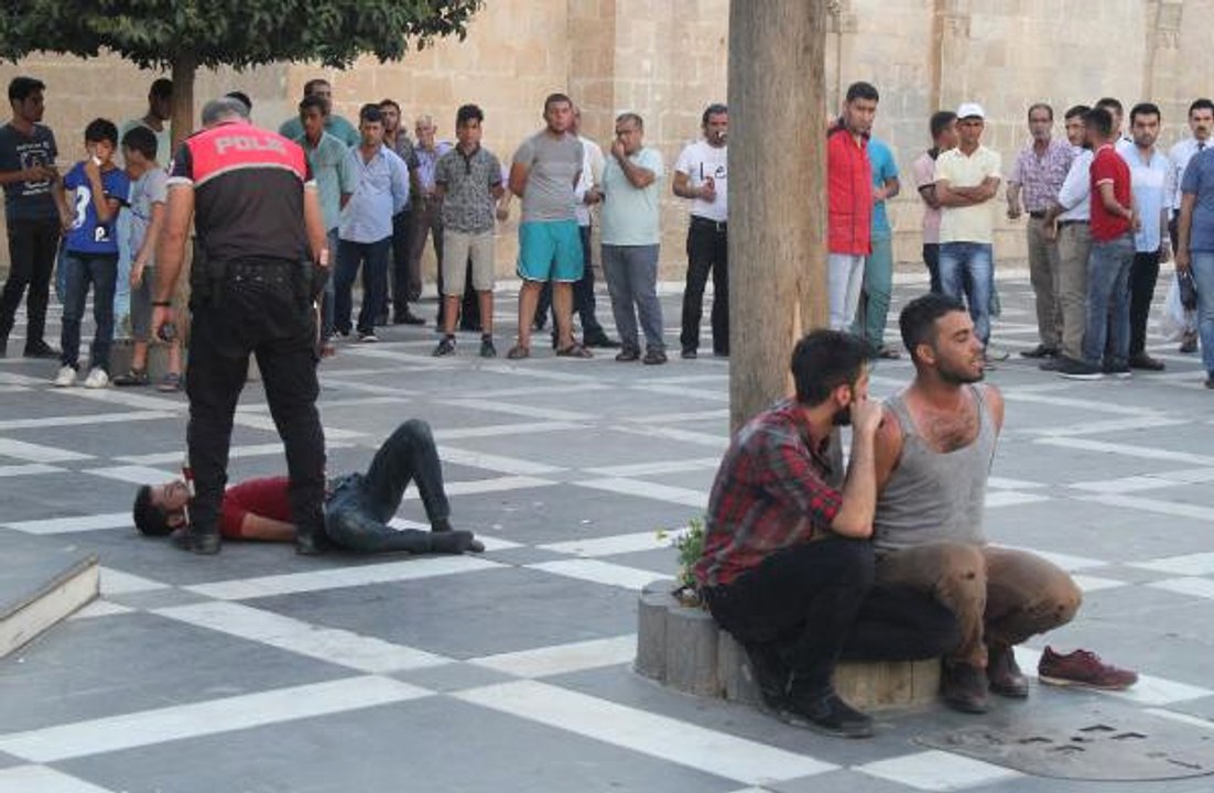 Ellerine Bıçak Alıp Sokakta Dehşet Saçan Alkollü Gençlere Vatandaştan Meydan Dayağı