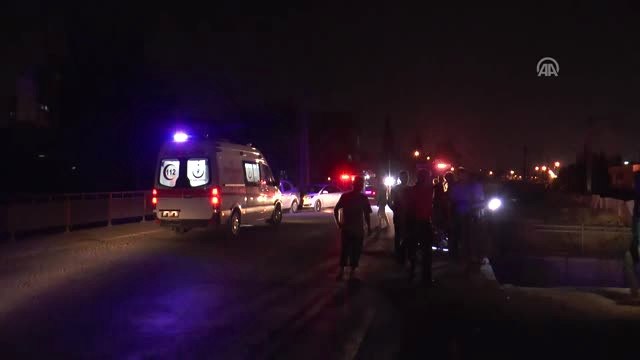 Adana'da Hafif Ticari Araç Kanala Düştü: 2 Yaralı