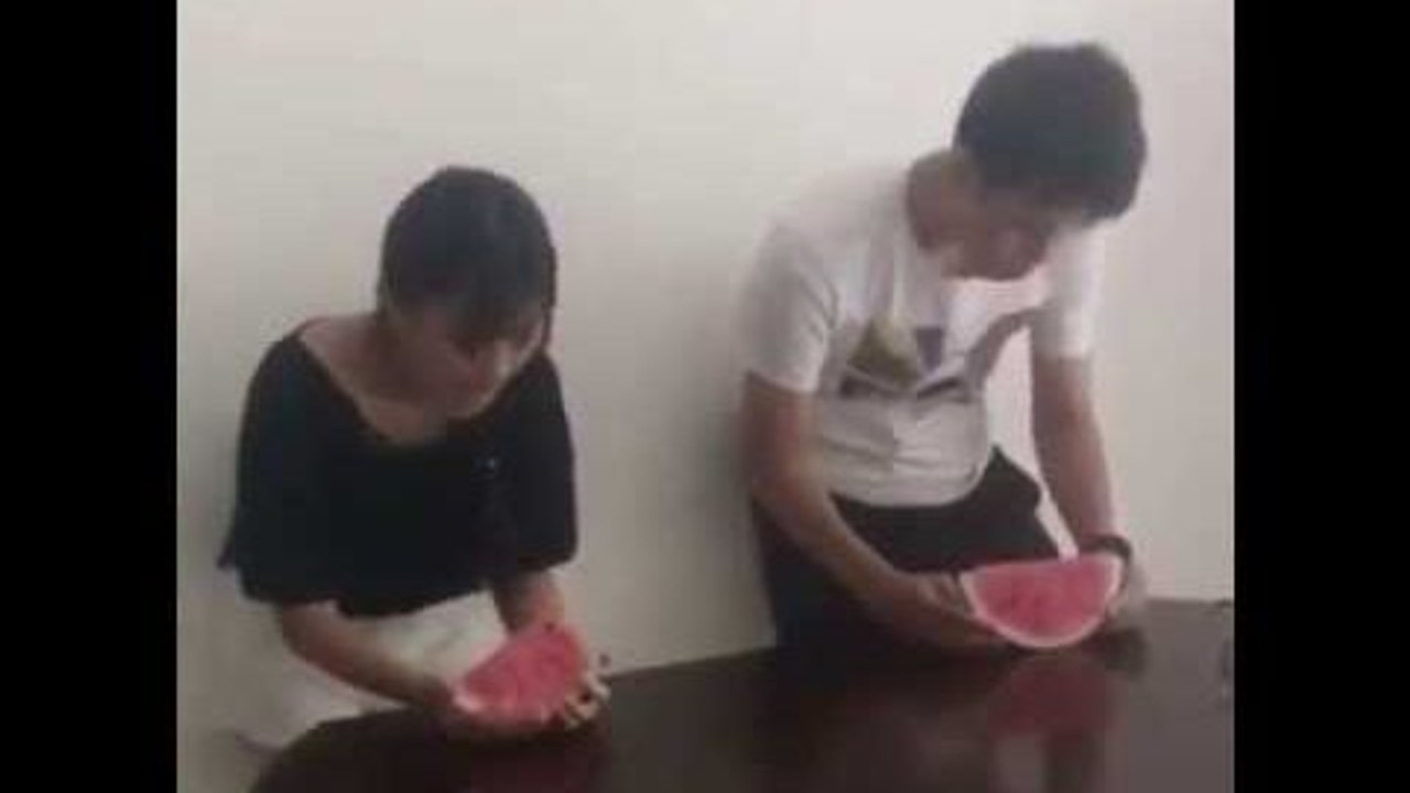 Manger une tranche de pastèque en 1 seconde
