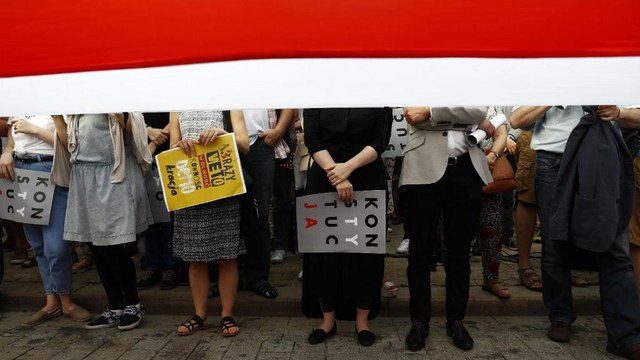 Miles de personas piden en Varsovia un veto presidencial total a la reforma judicial de Kaczynski