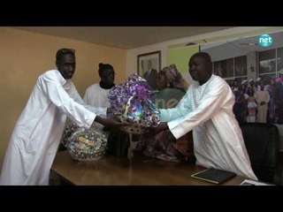 Arona Coumba Ndofene Diouf remet des paniers ramadan et enveloppes aux délégués de biscuiterie