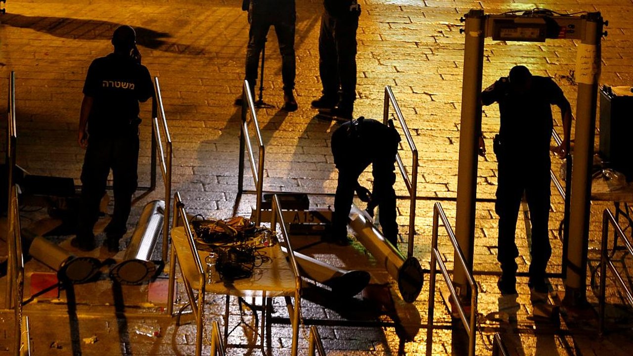 Izrael enged, de az ellenőrzésről nem mond le