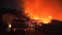 Les images de centaines d'hectares en flamme pendant la nuit