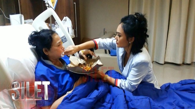 Perhatian Yuni Shara Saat Temani Ibunda di Rumah Sakit - Silet 25 Juli 2017