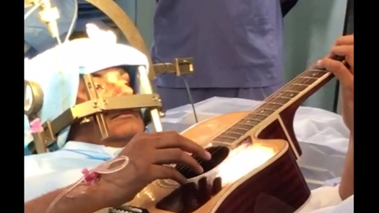 Les chirurgiens lui demandent de jouer de la guitare pendant son opération du cerveau