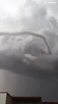 Un tourbillon se crée en plein ciel pendant un orage violent... Terrifiant et magnifique