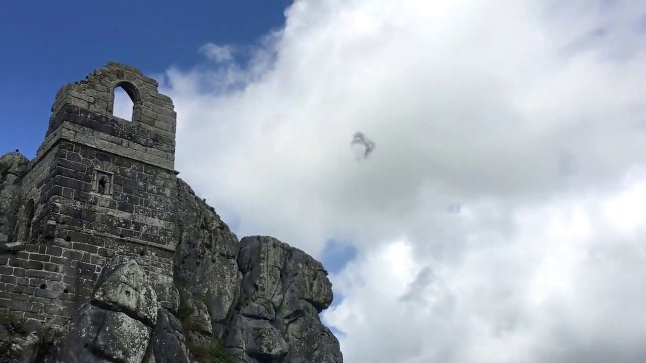 Des touristes bouche bées en voyant un OVNI dans le ciel de Cornouailles en Angleterre