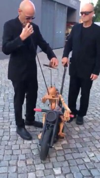 Ces 2 marionnettistes animent un motard et c'est juste magique