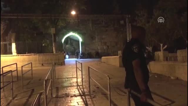 Müslümanlar Sabah Namazını Mescid-i Aksa'nın Kapısında Kıldı