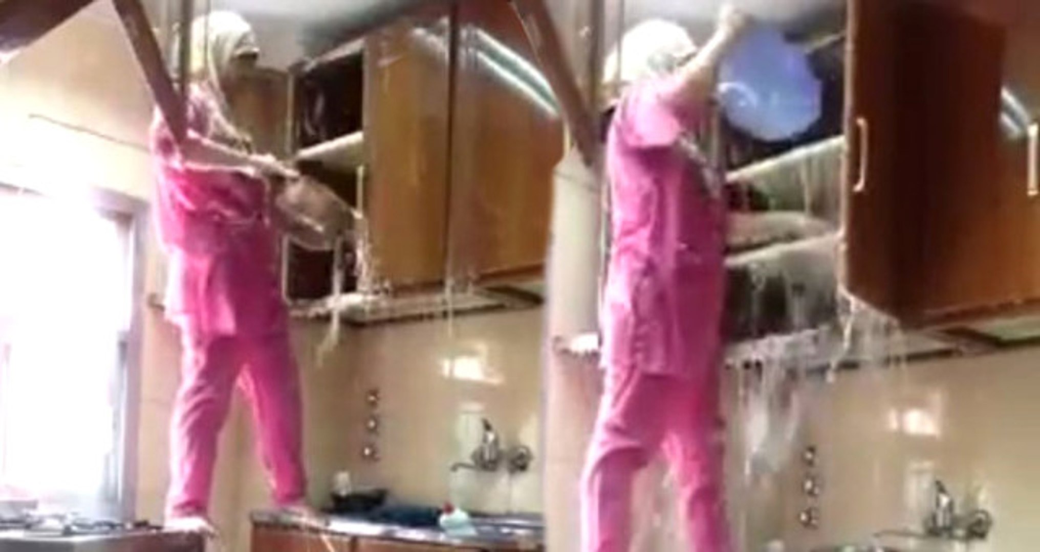 Temizlikte Çığır Açan Fikir! Mutfak Dolaplarını Köpürte Köpürte Yıkadı -  Dailymotion Video