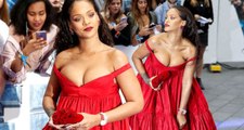 Rihanna Kırmızı Göğüs Dekolteli Elbisesiyle Gözleri Şaşı Etti