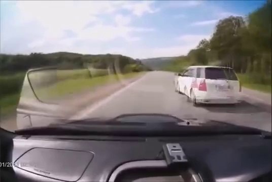 Quand 2 chauffards se croisent sur la route ça donne ça : gros accident