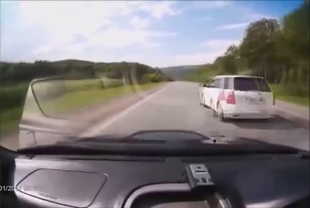 Quand 2 chauffards se croisent sur la route ça donne ça : gros accident