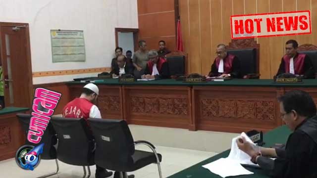 Hot News! Tertunduk, Begini Ekspresi Ridho Rhoma Jalani Persidangan - Cumicam 25 Juli 2017