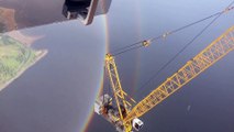 Il filme un arc-en-ciel circulaire du haut de la cabine d'une grue à Saint-Pétersbourg