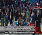 بالفيديو.. الرئيس السيسى ينحنى لشاب يجلس على كرسى متحرك للاستماع له