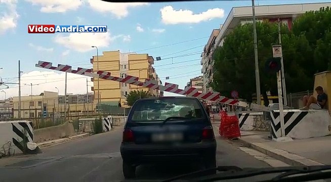 Andria, il passaggio a livello di Via Barletta è impazzito: si apre e si chiude in continuazione