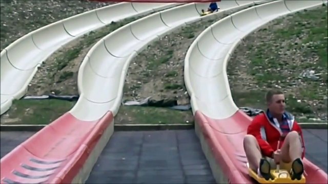 Un homme fait un flip lors d'une descente en luge d'été !! LOL