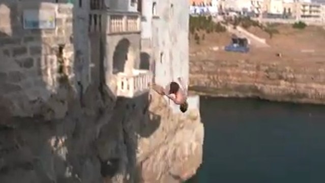 Polignano a Mare: si tuffa dal balcone di casa e i pescatori danno i voti