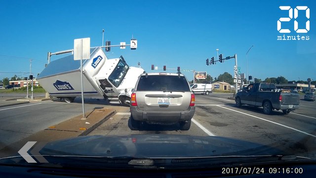 Un camion grille le feu rouge - Le Rewind du mardi 25 juillet 2017