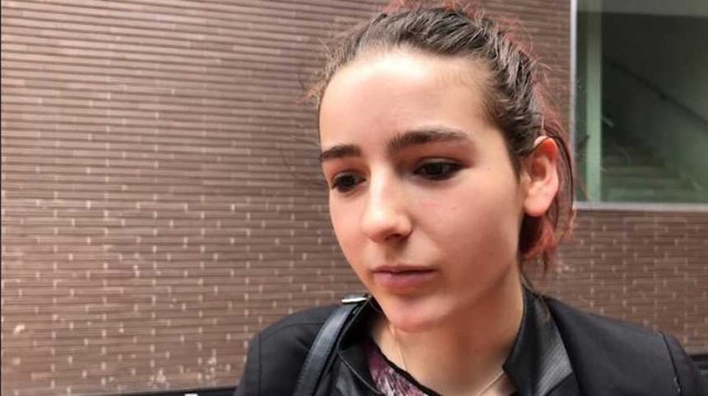 Claire O'Petit demande au étudiants de ne pas pleurer pour cinq euros? ils lui répondent