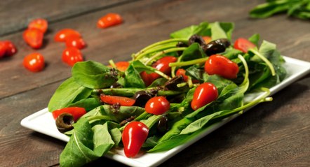 طريقة عمل سلطة الطماطم بالزيت و السماق بالفيديو