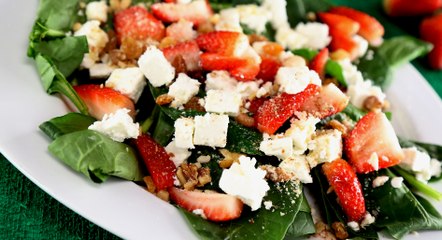طريقة عمل سلطة السبانخ بالفراولة و الفيتا بالفيديو