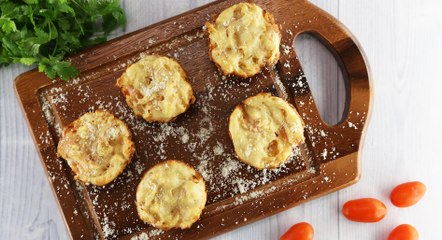 بالفيديو طريقة عمل مافنز الحبش وجبنة البارميزان