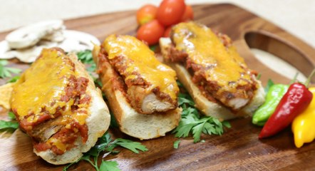 طريقة عمل بيتزا دجاج البارمي بالخبز الفرنسي بالفيديو