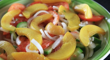 بالفيديو، طريقة عمل سلطة الطماطم بالخوخ