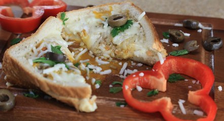 طريقة عمل شطيرة البيضة و الجبن المبروش بالفيديو