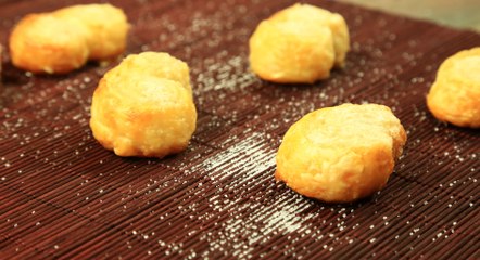 طريقة عمل حلزونيات الباف باستري بالسكر بالفيديو