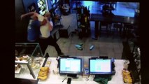 Le client de ce Starbucks attaque un voleur armé et devient le héros du net