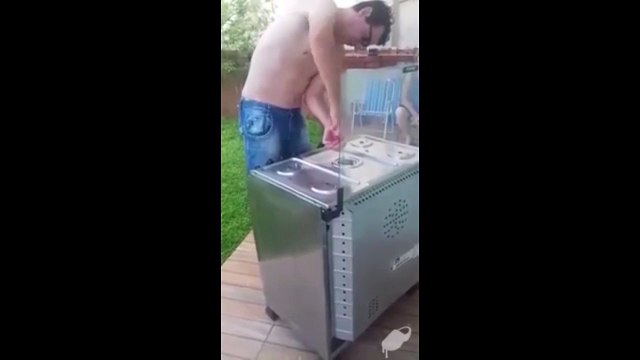 Ils entendent des bruits bizarres provenant de la cuisinière du jardin, regardez ce qu'ils découvrent dedans