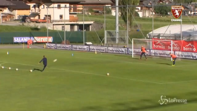Torino's Manager Sinisa Mihajlovic Shows His Free Kick Abilities!