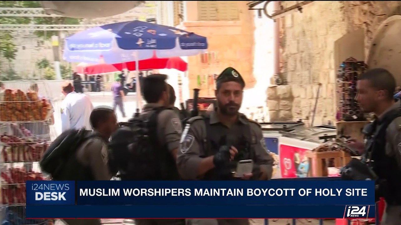 i24NEWS DESK | Muslim worshipers maintain boycott of site | Wednesday, July 26th 2017