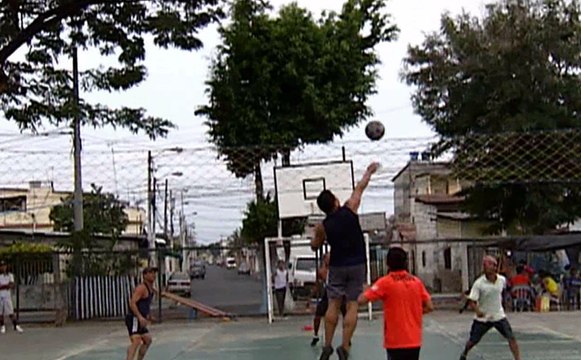 Juegos tradicionales se disfrutan en diferente barrios de Guayaquil por sus fiestas