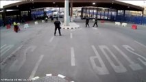 Espagne : un homme armé d'un couteau attaque un policier en criant 